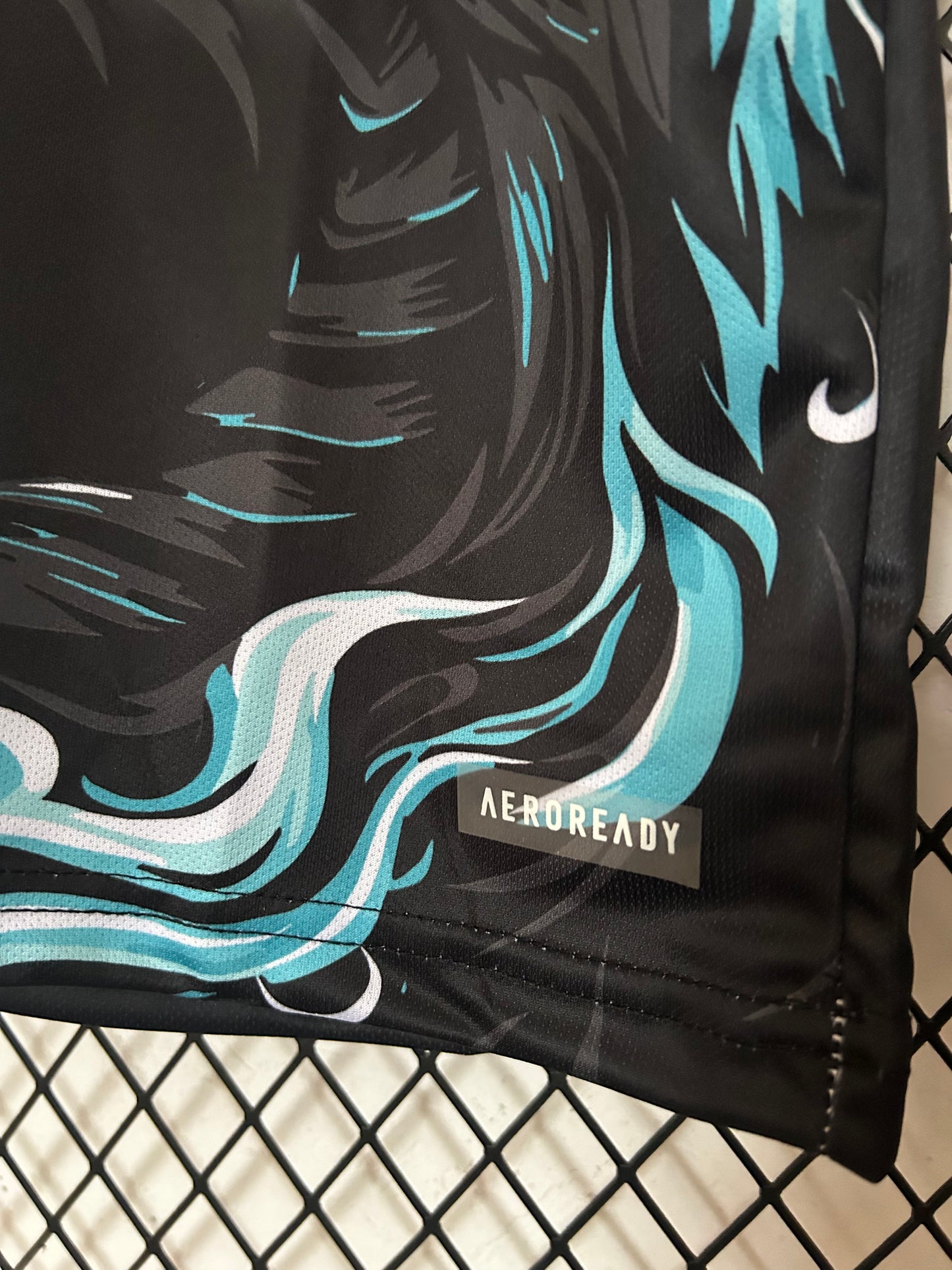 Concept Réal Dragon Bleu-Noir col