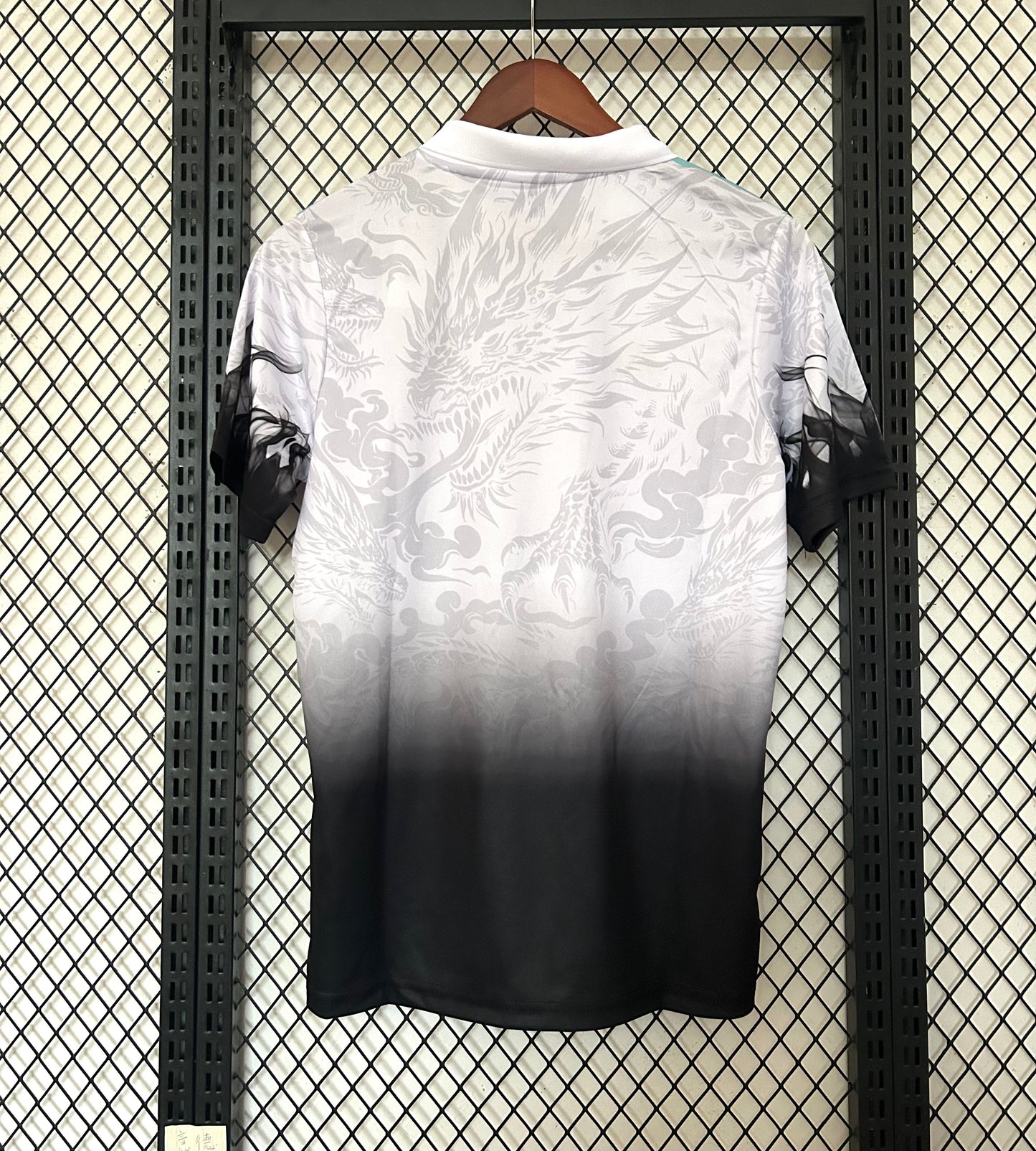 Concept Réal Dragon Bleu-Noir col