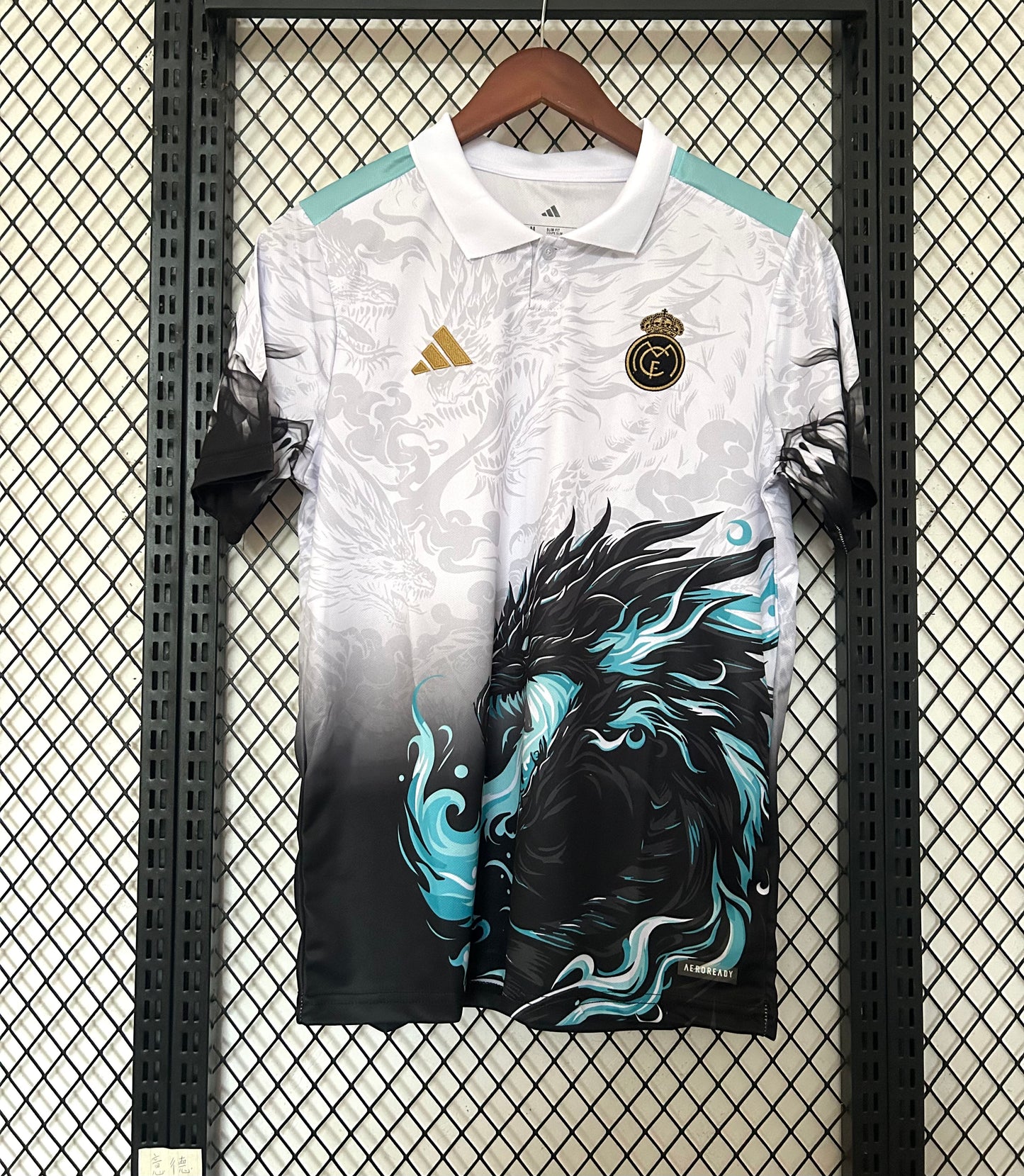 Concept Réal Dragon Bleu-Noir col