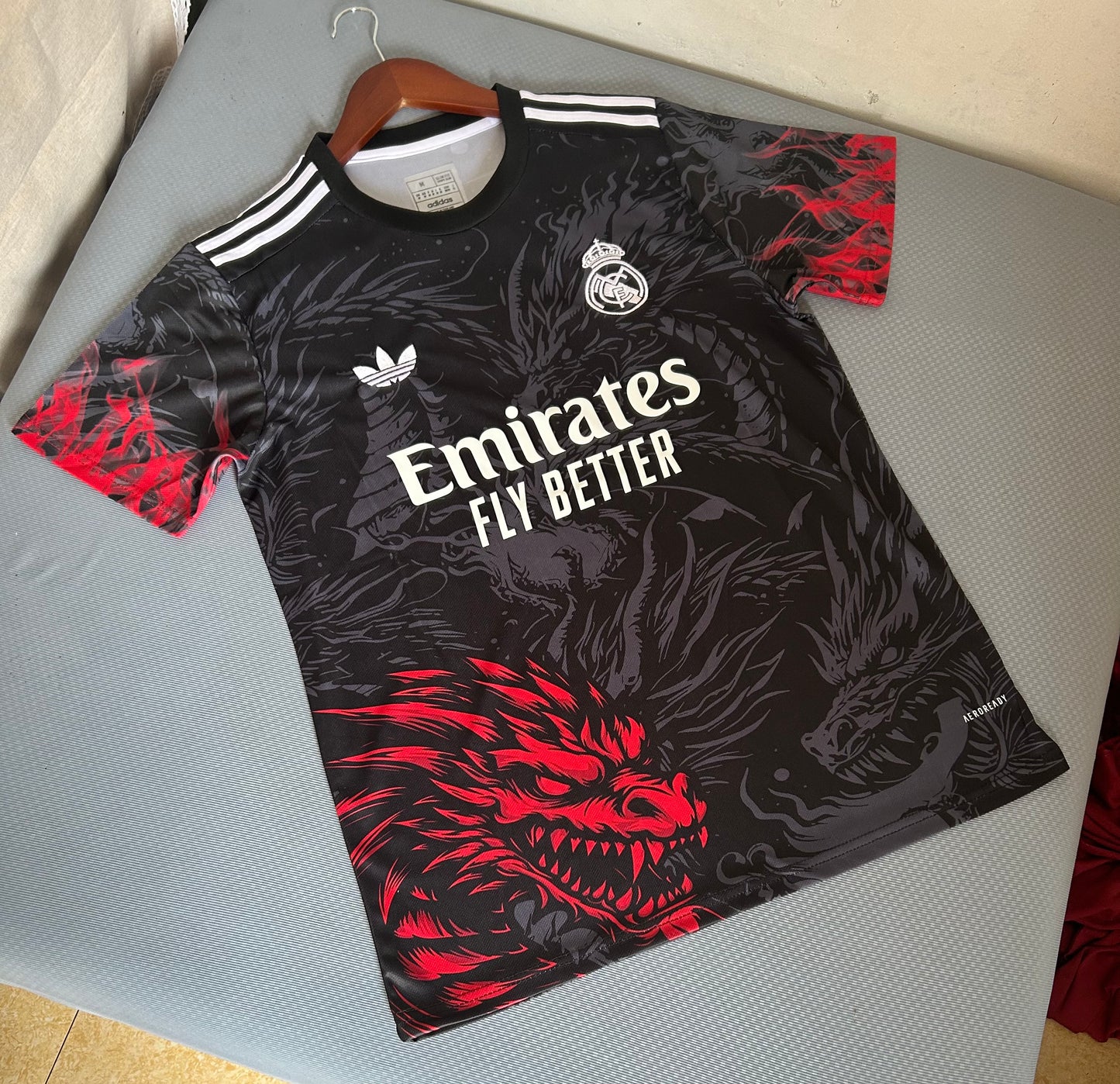 Concept Réal Dragon Rouge-Noir