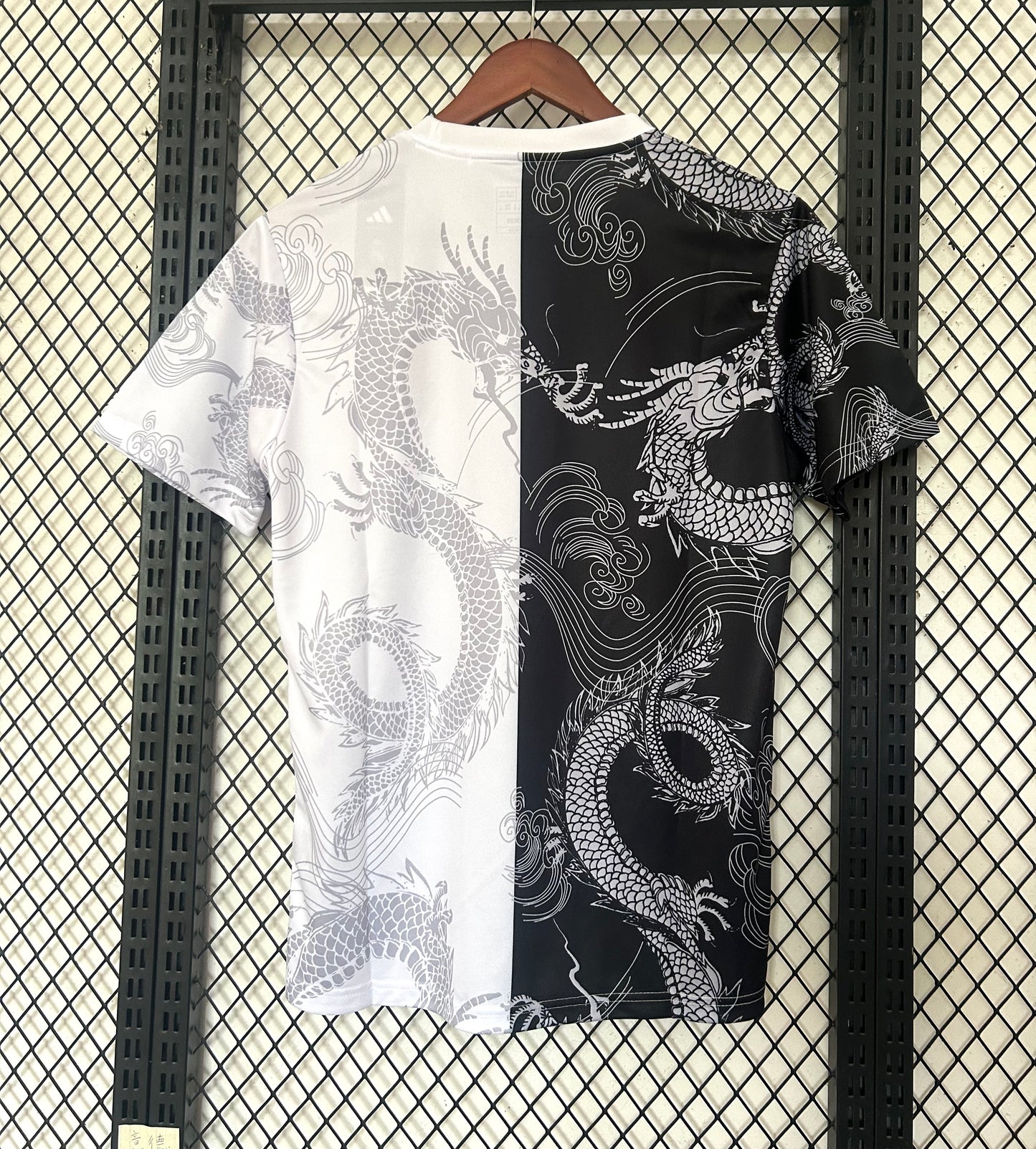 Concept Réal Dragon V4 Noir-Blanc